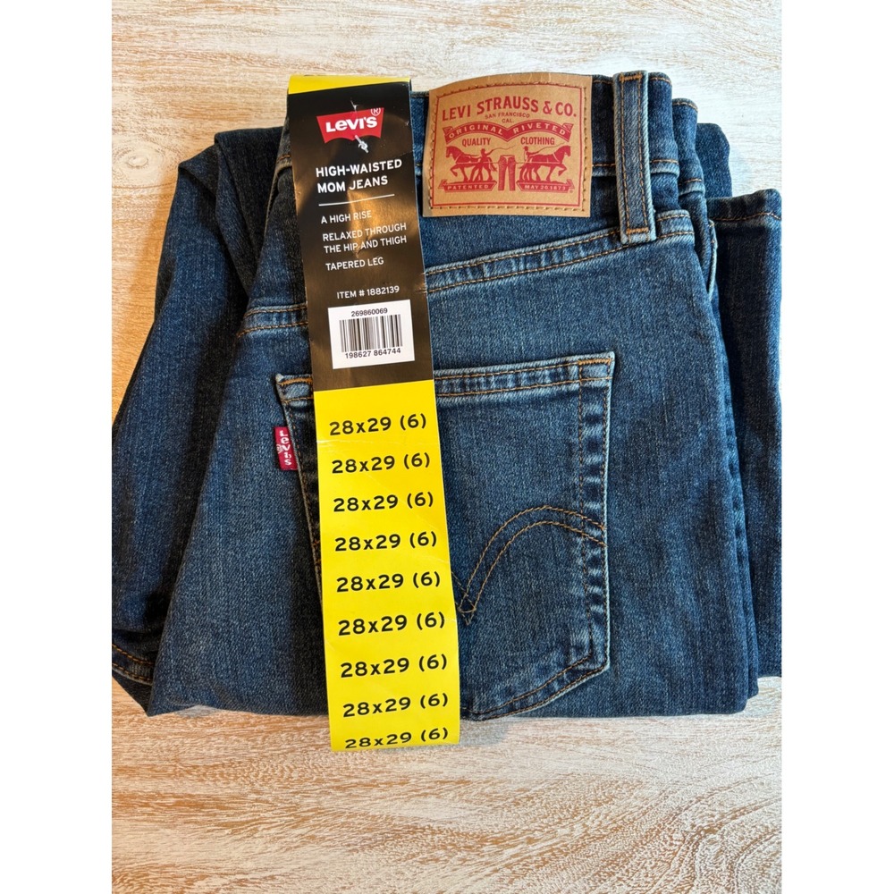 Levi's size 6 28x29 High Waisted Mom Jeans Women Medium Blue NWT